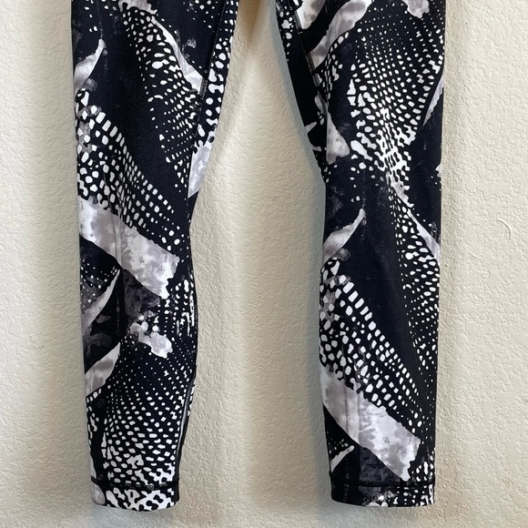 Lululemon Wunder Under *Full-On Luon
Static Mist White Black Leggings Size 8 - Picture 6 of 8